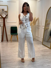 Cargar imagen en el visor de la galería, LIZZO - Set pantalón y chaleco blanco con flores cafes