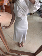 Cargar imagen en el visor de la galería, KILLIAN - Vestido midi blanco asimétrico