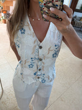 Cargar imagen en el visor de la galería, CONSTANZA - Set pantalon y chaleco blanco con toques azules