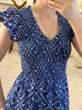 Cargar imagen en el visor de la galería, HELENA – Maxi vestido azul paisley con cintura smock