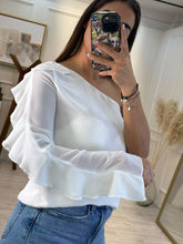 Cargar imagen en el visor de la galería, CAMERON - Blusa blanca asimétrica
