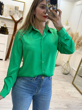 Cargar imagen en el visor de la galería, ESMERALDA – Blusa camisera verde satinada