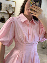 Cargar imagen en el visor de la galería, CORA – Vestido rosa camisero con manga globo