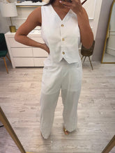 Cargar imagen en el visor de la galería, AMANDA - Set chaleco y pantalón blanco