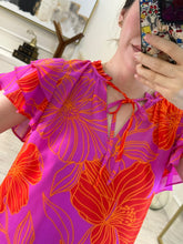 Cargar imagen en el visor de la galería, NIOBE – Blusa fucsia con flores naranjas y mangas de olán