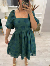 Cargar imagen en el visor de la galería, MARGARET - Vestido midi verde flores azules