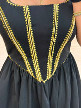 Cargar imagen en el visor de la galería, FELICITY - Maxi vestido negro con detalles dorados