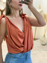 Cargar imagen en el visor de la galería, VALERIA – Blusa terracota satinada con moños