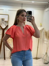 Cargar imagen en el visor de la galería, JIMENA – Blusa coral con manga de olán