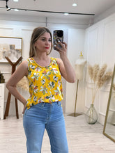 Cargar imagen en el visor de la galería, LUPITA – Blusa mostaza floral sin mangas