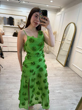 Cargar imagen en el visor de la galería, NORMANDY - Vestido verde apliques flores