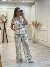 Cargar imagen en el visor de la galería, KYLIE - Set blusa y pantalon estampado