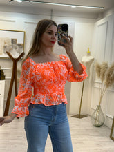 Cargar imagen en el visor de la galería, YUNA – Blusa naranja floral con cintura fruncida