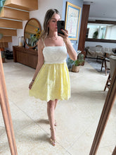 Cargar imagen en el visor de la galería, LESLIE - Vestido corto blanco con amarillo