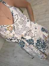 Cargar imagen en el visor de la galería, ALCMENA – Vestido corto blanco con estampado azul