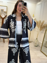 Cargar imagen en el visor de la galería, SOFIA - Set pantalon y blusa negro estampado