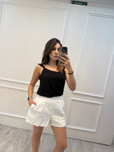 Cargar imagen en el visor de la galería, RACHEL - Blusa negra cuello redondo