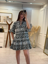 Cargar imagen en el visor de la galería, CELESTINE - Vestido corto estampado blanco y negro