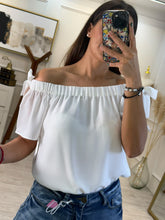 Cargar imagen en el visor de la galería, PANDIA – Blusa blanca de hombros descubiertos con moño
