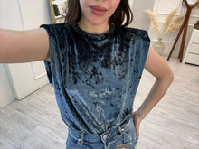 Cargar imagen en el visor de la galería, INES - Blusa humo sin mangas