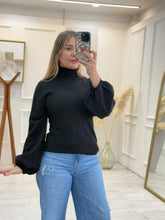 Cargar imagen en el visor de la galería, ESPERANZA - Blusa negra manga larga