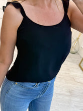 Cargar imagen en el visor de la galería, HAZEL – Blusa negra de gasa con tirantes plisados