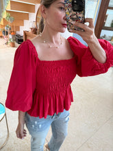 Cargar imagen en el visor de la galería, NAHIA - Blusa roja