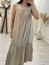 Cargar imagen en el visor de la galería, REMINGTON - Maxi vestido midi beige