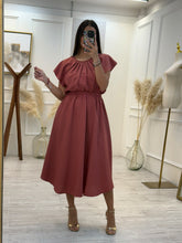 Cargar imagen en el visor de la galería, JACINTA – Vestido midi terracota con olanes