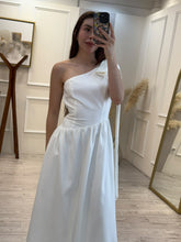 Cargar imagen en el visor de la galería, SAFFRON - Maxi vestido blanco asimetrico