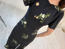 Cargar imagen en el visor de la galería, ASTREA – Maxi vestido negro con flores delicadas y abertura