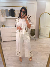 Cargar imagen en el visor de la galería, CRESSIDA - Set blusa y pantalón blanco
