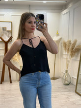 Cargar imagen en el visor de la galería, LORETA – Blusa negra de tirantes cruzados