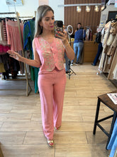 Cargar imagen en el visor de la galería, CHRISTINA - Set pantalón y blusa salmón