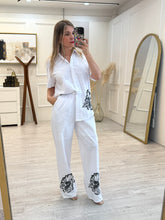 Cargar imagen en el visor de la galería, HILDEGARD - Set pantalon y blusa blanco flores negras