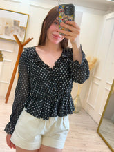 Cargar imagen en el visor de la galería, DOROTEA - Blusa negra manga larga