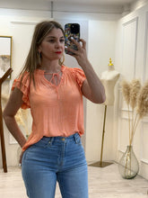 Cargar imagen en el visor de la galería, NATALIA – Blusa coral con olanes y lazo