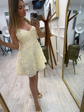 Cargar imagen en el visor de la galería, YESENIA - Vestido corto hueso
