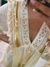 Cargar imagen en el visor de la galería, KAELEN - Vestido midi hueso con detalles dorados