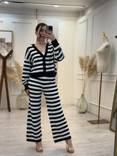 Cargar imagen en el visor de la galería, FÁTIMA – Set cardigan y pantalón tejido a rayas negro y blanco