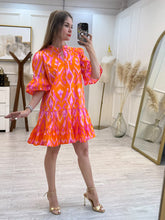 Cargar imagen en el visor de la galería, KAILA – Vestido corto naranja estampado