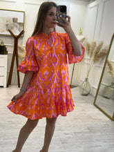 Cargar imagen en el visor de la galería, KAILA – Vestido corto naranja estampado