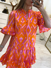 Cargar imagen en el visor de la galería, KAILA – Vestido corto naranja estampado
