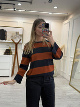 Cargar imagen en el visor de la galería, LUZ - Blusa rayas rojo manga larga