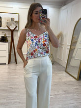 Cargar imagen en el visor de la galería, LIORA - Blusa blanca floral tirantes