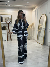 Cargar imagen en el visor de la galería, DERBY - Set pantalon y blusa negro estampado