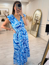 Cargar imagen en el visor de la galería, GEA – Maxi vestido azul y blanco estampado con cintura smock