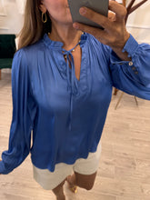 Cargar imagen en el visor de la galería, DOLORES - Blusa azul satinada