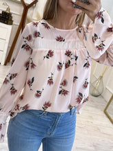 Cargar imagen en el visor de la galería, NICOLE – Blusa rosa palo floral con alforzas