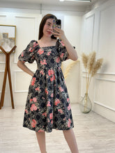 Cargar imagen en el visor de la galería, RICARDA - Vestido midi negro estampado